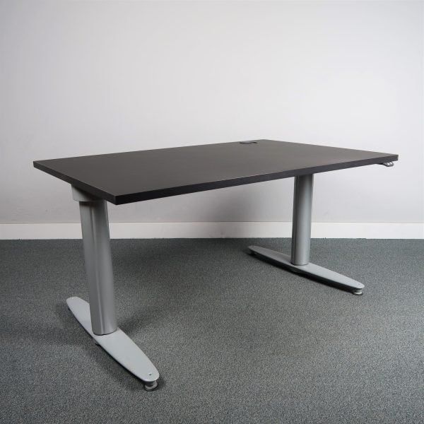 Begagnat höj- och sänkbart skrivbord Serie T från Kinnarps. I svart med silvriga ben. Mått: Bredd 120 cm, Djup 80 cm, Höjd justerbar från 61.5 till 128 cm. 