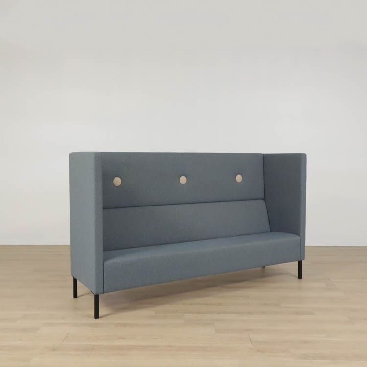 Begagnad soffa med hög rygg Mute från Mitab i blått tyg. Mått: Totalhöjd: 130 cm, Sitthöjd: 46 cm, Totalbredd: 223 cm. 