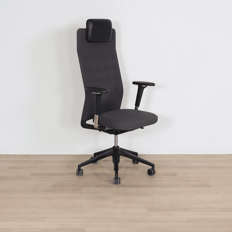 Begagnad kontorsstol ID Trim från Vitra i grått tyg. Mått: Höjd: 99 -110 cm, Höjd på ryggstöd: 60 cm, Sitthöjd: 40 - 52 cm. 