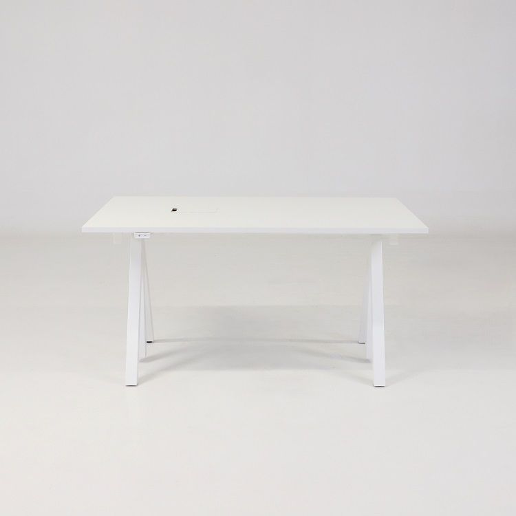 Begagnat höj och sänkbart skrivbord Works från String Furniture i vitt. Mått: bredd  140 cm, djup 78 cm, samt justerbar höjd 71.5 - 118.5 cm. 