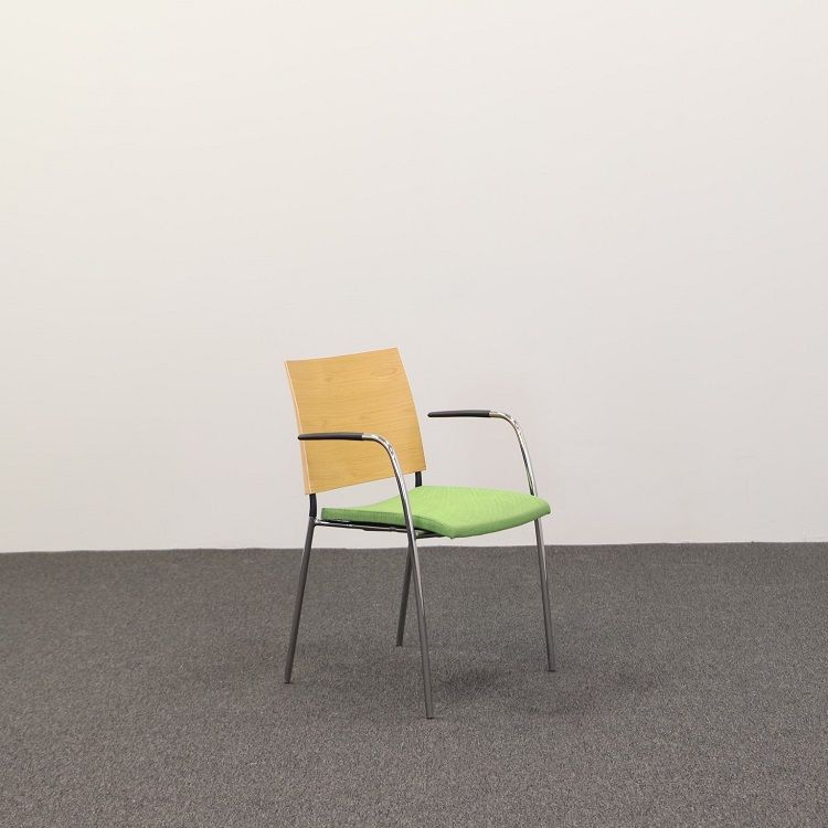 Begagnad konferensstol Spira från Lammhults med grön sits. Mått: Längd 83 cm, Sittbredd 41 cm, Sitthöjd 46 cm. 