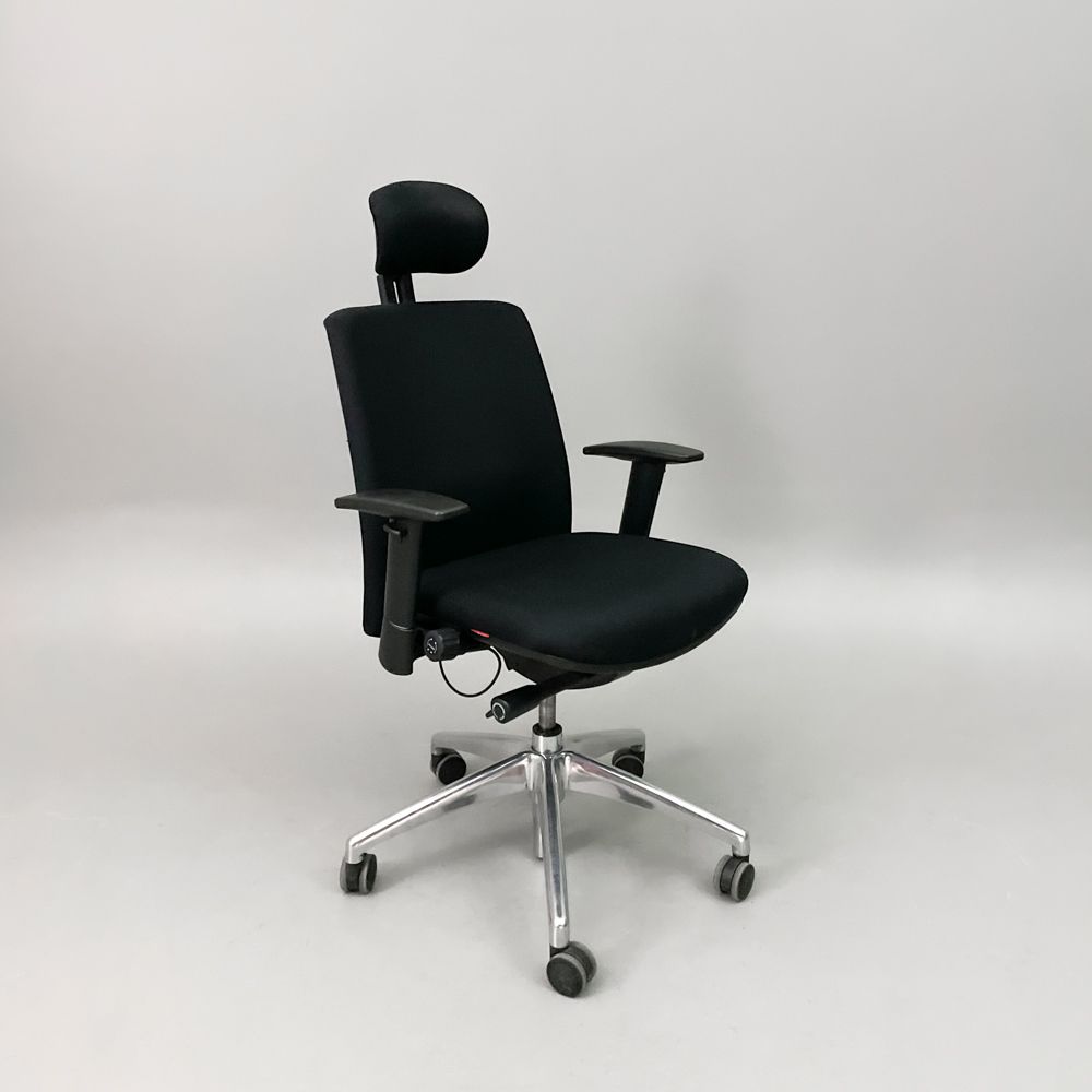 Begagnad kontorsstol från Brizley, modell Relax. Svart med arm och nackstöd. Mått: Sitthöjd justerbar från 39 till 52 cm.