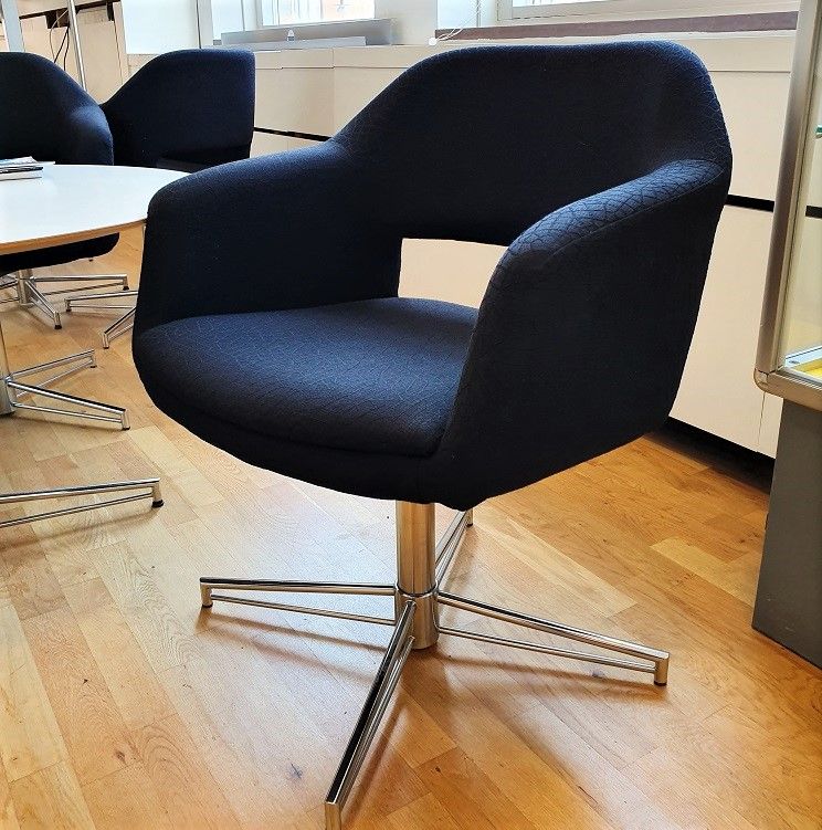 Begagnad konferensstol Largo från Johanson Design i svartmönstrat tyg och kromat stativ. Mått: sitthöjd 46 cm, totalhöjd 75 cm, bredd 61 cm och djup 61 cm.
