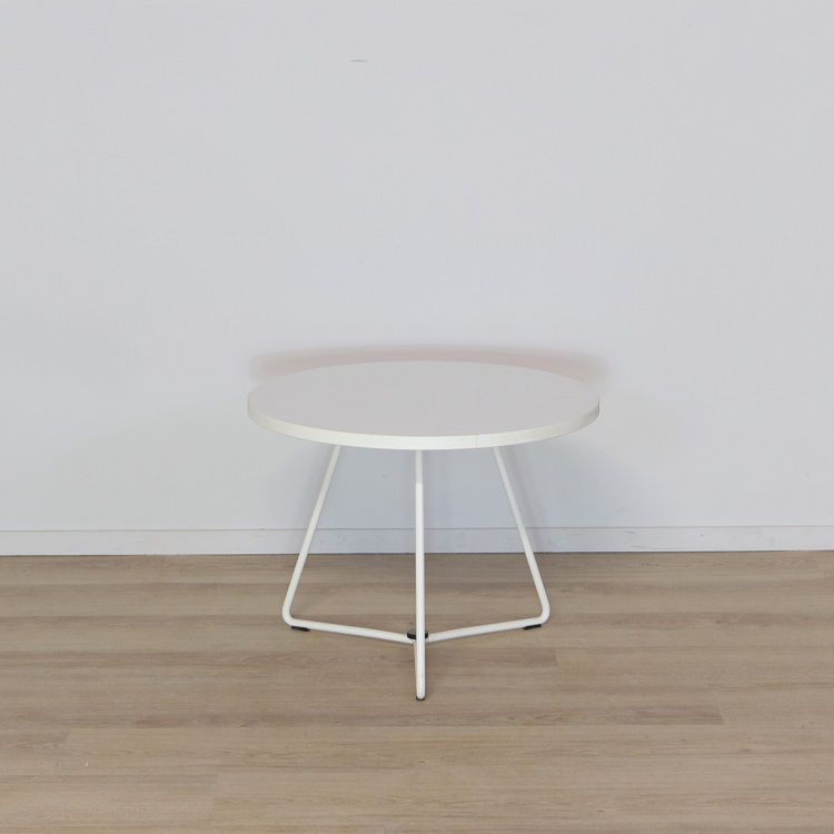 Begagnat Soffbord från Mitab, modell Highway. I vit färg, med rund bordsskiva och stativ i lackerad ståltråd. Mått: Diameter 70 cm, höjd 45 cm.