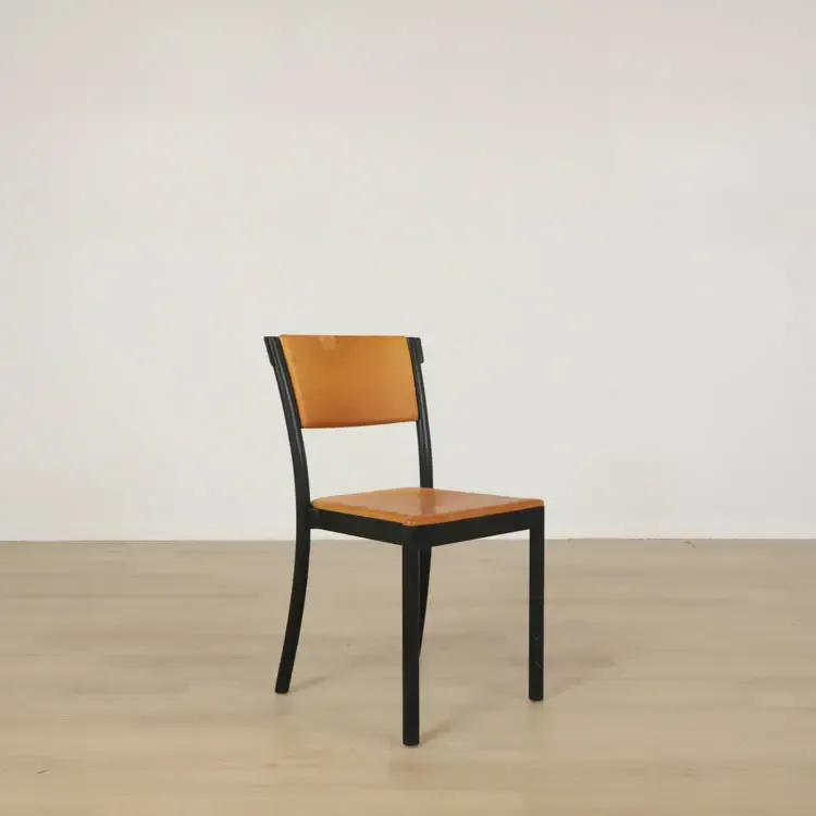 Begagnad konferensstol Light & Easy från Gärsnäs i svart och läder. Mått: Total höjd 82 cm, sitthöjd 46 cm, bredd 35 cm, sittdjup 40 cm. 