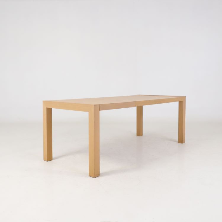 Begagnat konferensbord från Andreu World med ljus träfinish och utdragsfunktion. Mått: Höjd: 74 cm, Bredd: 140 - 200 cm, Djup: 90 cm. 