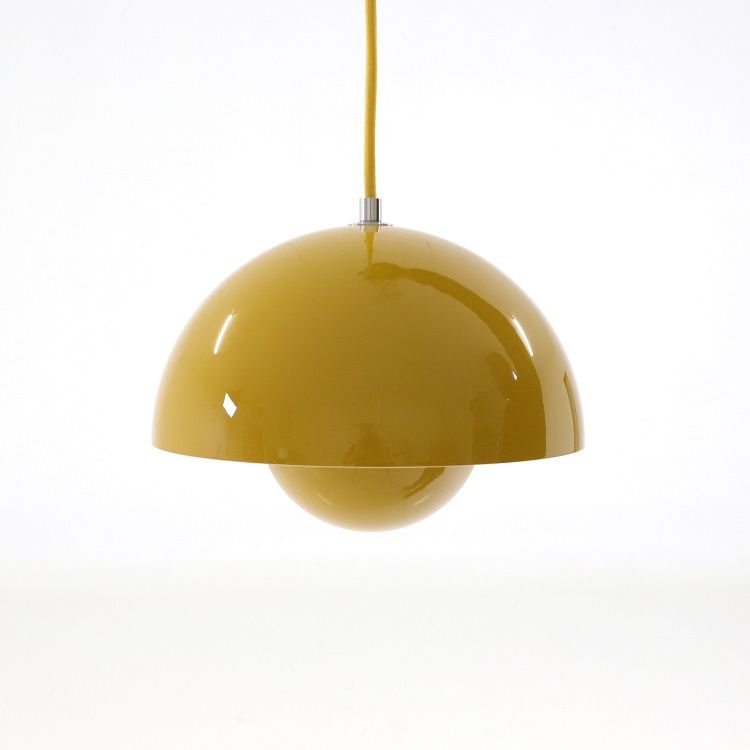 Begagnad taklampa Flowerpot VP1 från &Tradition i gult. Mått: Höjd: 16 cm, Diameter: 23 cm. 