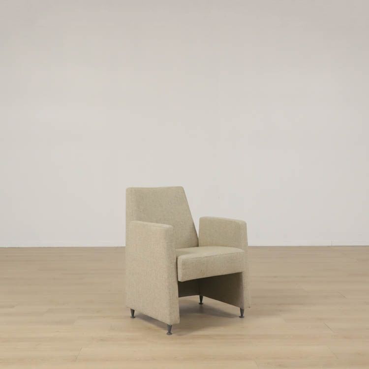 Begagnad fåtölj CD Lobby från Inno i beige tyg. Mått: höjd: 80,5 cm, Sitthöjd: 43,5 cm, Sittbredd: 49 cm, Sittdjup: 50 cm.