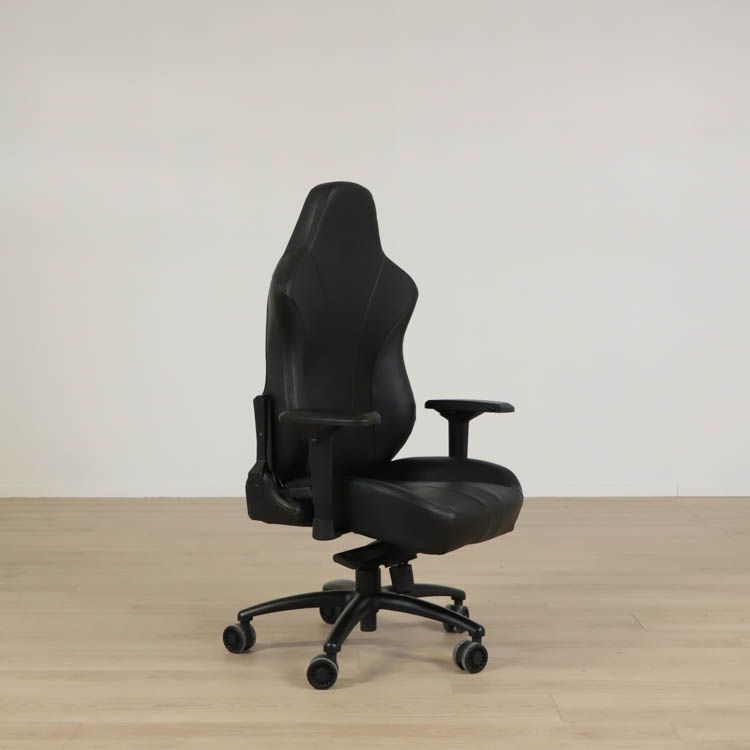 Begagnad Gamingstol/kontorsstol Phoenix Tier 3 från Svivs i svart. Mått: Sitthöjd: 44-51 cm, Sittdjup: 51 cm, Sittbredd: 51 cm.
