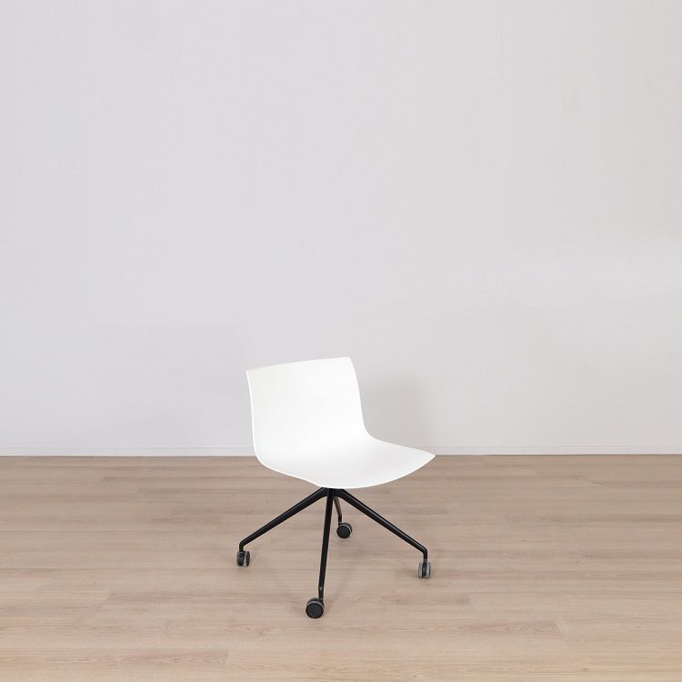 Begagnad stol med hjul Catifa 46 Trestle Swivel från Arper i vitt med svarta ben. Mått: Mått: Höjd: 48 cm, Rygg: 47x30 cm, Sits: 53x37 cm. 