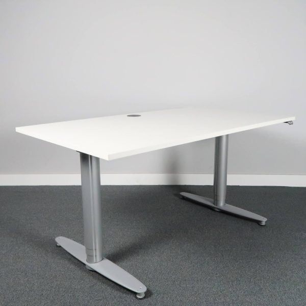 Begagnat höj- och sänkbart skrivbord Serie T från Kinnarps. Med vit laminatskiva samt silverfärgat stativ. Mått bredd 140 cm, djup 80 cm, höjd 62 - 128 cm. 