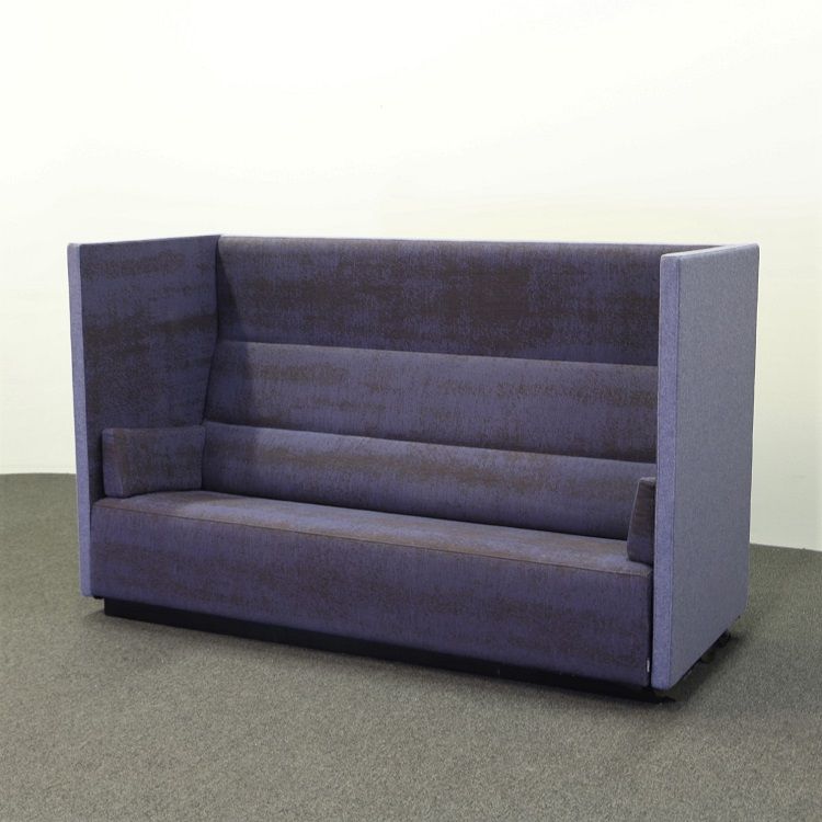 Begagnad soffa med hög rygg Float High Large från Offecct. Blåsvartmelerat tyg med inslag av lila och sidosektioner i ljusare ulltyg. Mått: Höjd: 131 cm, Bredd: 213 cm, Djup: 90 cm.