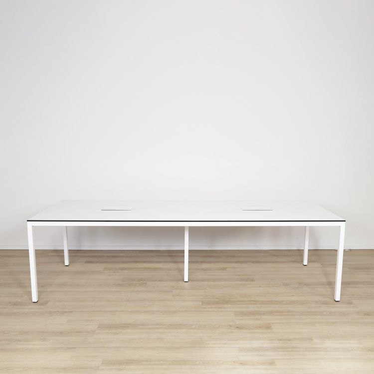 Begagnat konferensbord Artur från SA Möbler i vitt med kabelluckor med powerboxar. Mått: Höjd: 72 cm, Längd: 260 cm, Djup: 90 cm.  