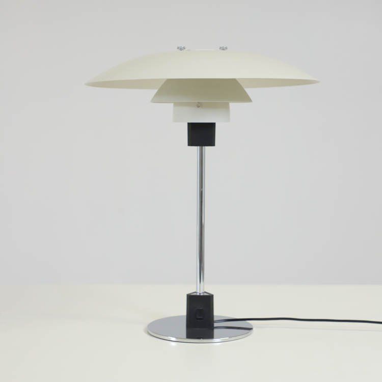 Begagnad bordslampa PH 4/3 från Louis Poulsen i vitt. Mått: Höjd: 54 cm, Bredd: 45 cm, Bredd fot: 21 cm.