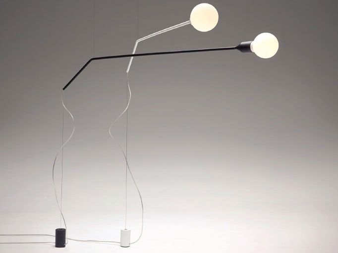 Begagnad golvlampa Punto Y Coma från David Design i vit. Med takvajer och tyng på golvet. Mått: 127 cm.   