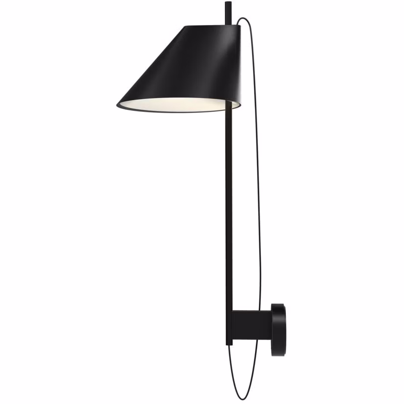 Begagnad svart YUH vägglampa från Louis Poulsen med justerbar skärm för optimalt ljusriktning. Mått: Bredd: 30 cm, Höjd: 62.5 cm. 