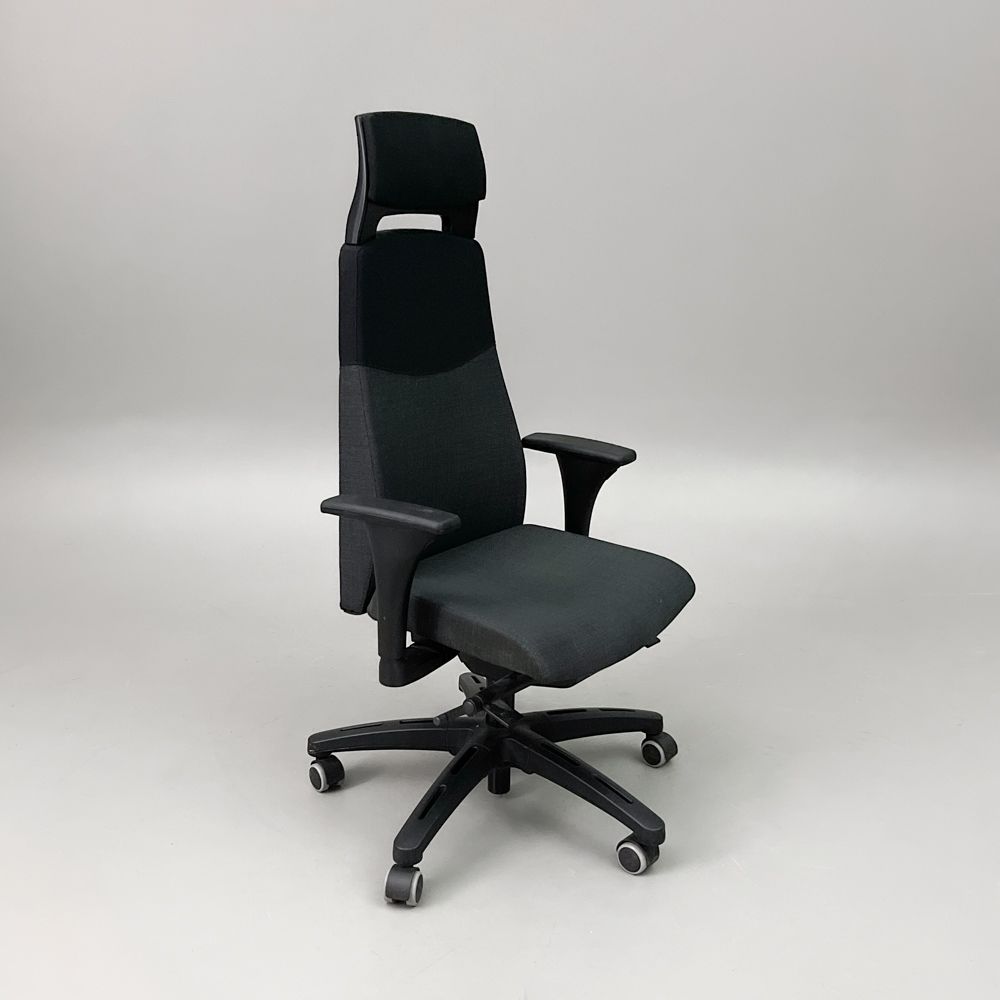 Begagnad kontorsstol Volmar från IKEA i svart och mörkgrått med justerbara armstöd, nackstöd, låsbar gunga. Mått: sitthöjd på 40–54 cm. 