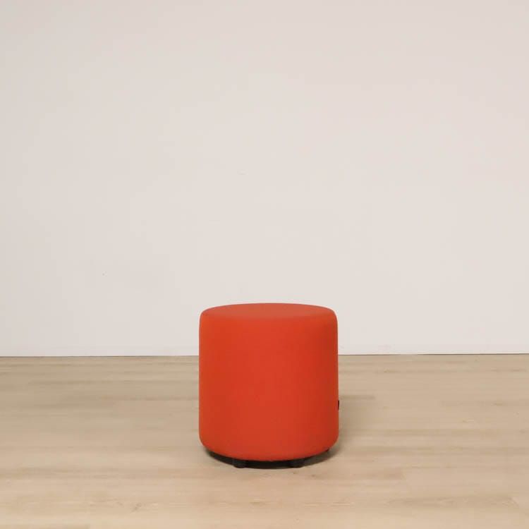 Begagnad sittpuff B-Bitz Bongo från Johanson Design i rött. Mått: diameter 45 cm och höjd 44 cm.