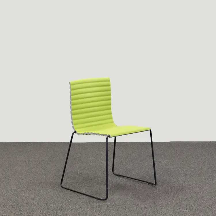 Begagnad konferensstol Rib från Johanson Design i grönt. Mått: Höjd: 80 cm, Bredd: 52 cm, Djup: 52 cm.