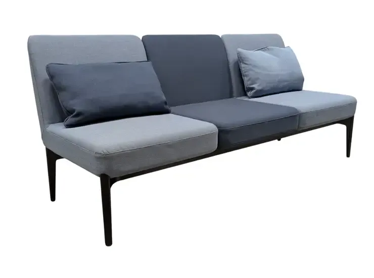 Begagnad soffa från Pedrali modell Social i färgerna blå, ljusblå och svart. Mått: Höjd 76,5 cm x Bredd 177 cm x Djup 57 cm, sitthöjd 38 cm.