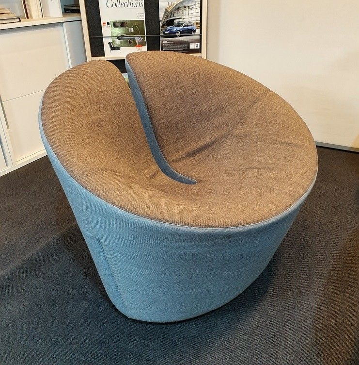 Begagnad fåtölj True Love från +Halle med grå tygklädsel. Mått: Bredd 95 cm, djup 70 cm och höjd 71 cm.