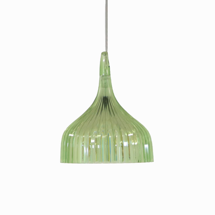 Begagnad taklampa E' från Kartell, genomskinlig i grönt. Mått: Höjd 14,5 cm, diameter 13,5 cm. 