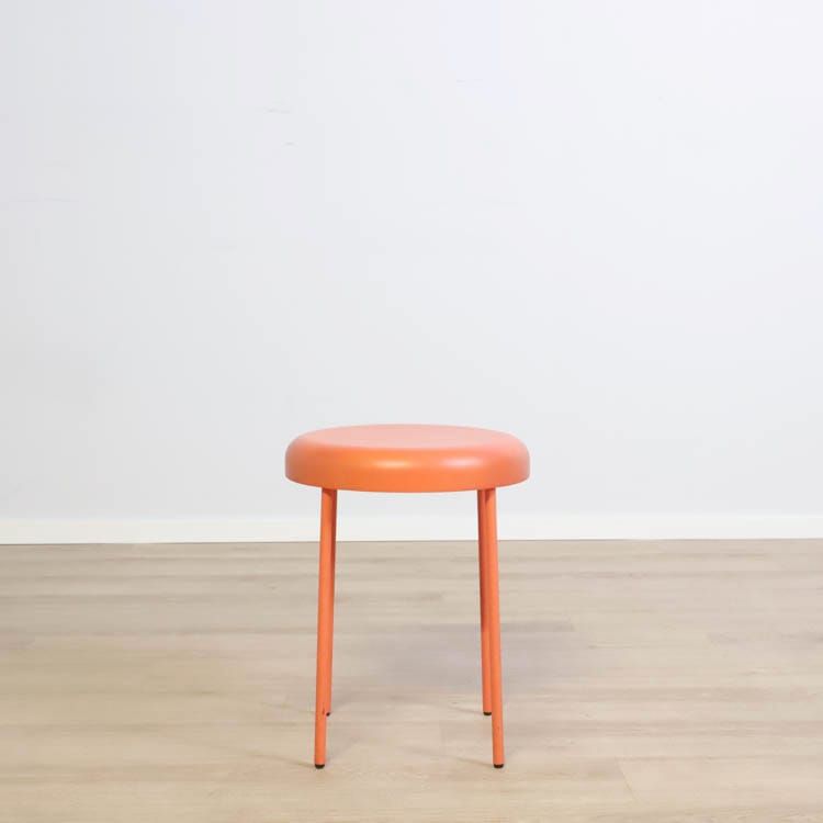 Begagnad pall Chord från Mitab i orange färg. Mått: Total höjd: 46 cm Diameter: 36 cm. 