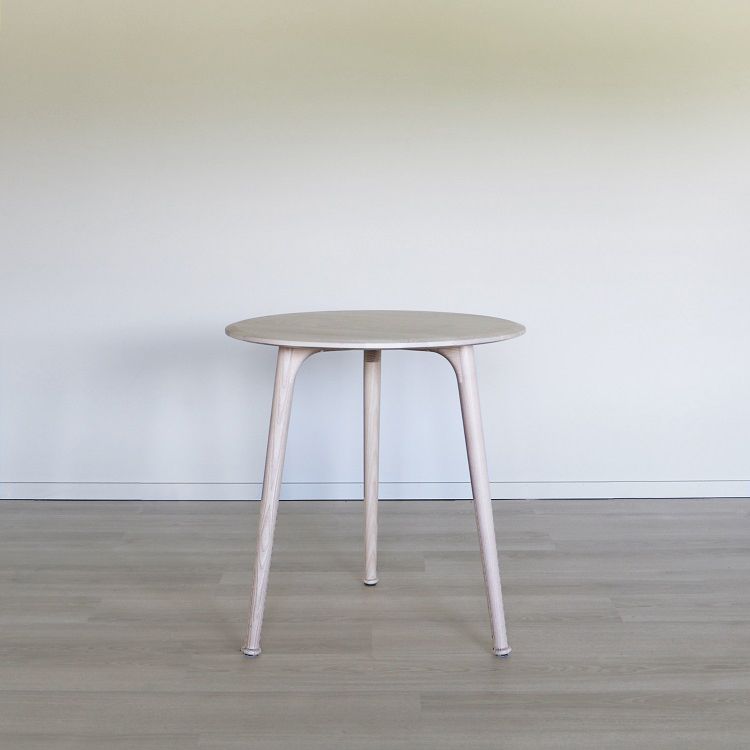 Begagnat runt cafébord Bat i ask från Karl Andersson & Söner. Mått: diameter 70 cm och höjd 72 cm. 