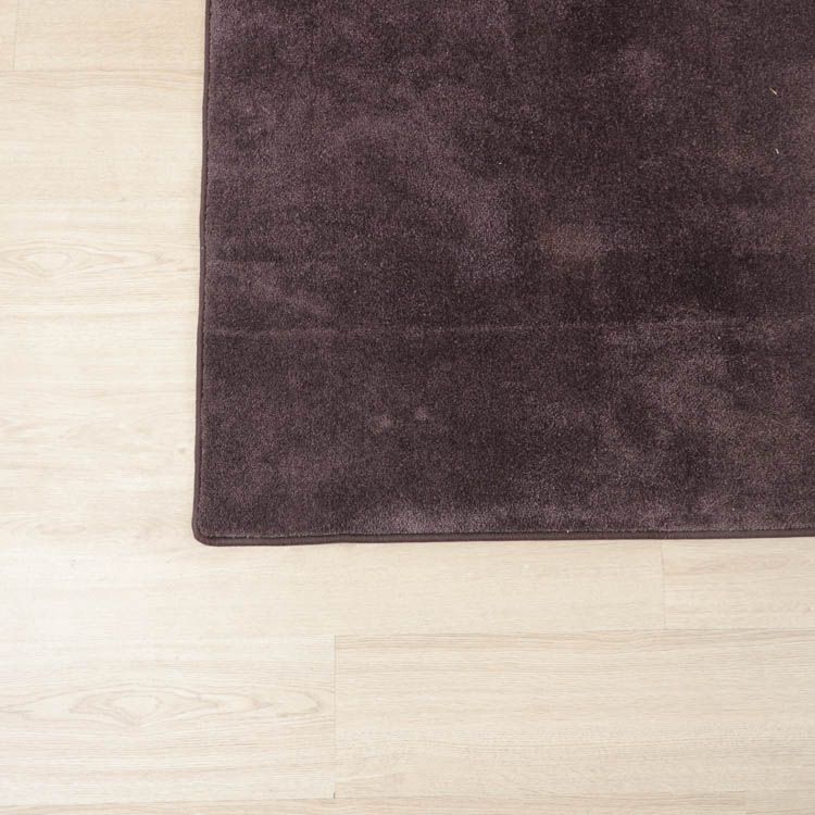 Begagnad Matta från Vorwerk i mörkbrun färg, med noggrant bearbetade kanter och en lyxig finish. Mått: längd 240 cm, bredd 120 cm. 