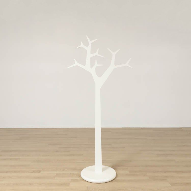 Begagnad klädhängare Tree från Swedese i vitt. Mått: Höjd: 194 cm, Bredd: 89 cm, Fotens diameter 50 cm.