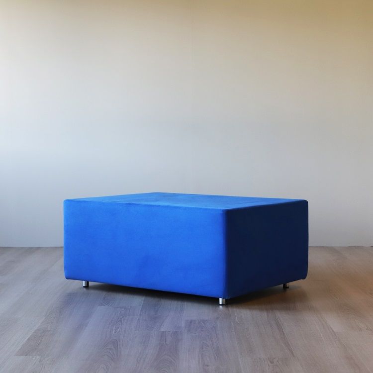 Begagnad sittpuff Island från Offecct klädd i blått tyg. Mått: Mått: Höjd: 44 cm, Längd: 99 cm, Djup: 74 cm. 