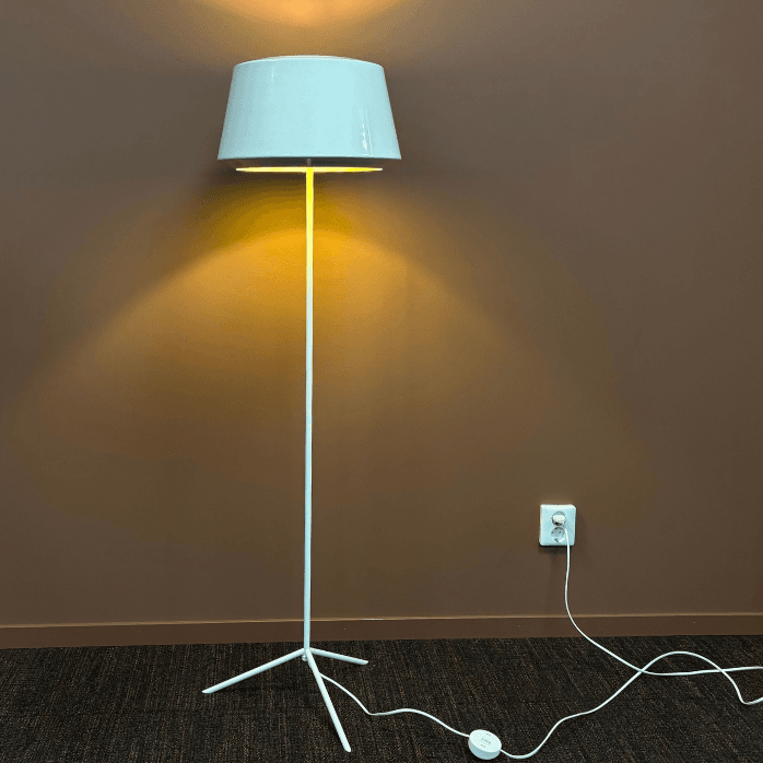 Golvlampa Can från Zero i vit aluminium med gul insida. Mått: Diameter 38 cm och höjd 137 cm.
