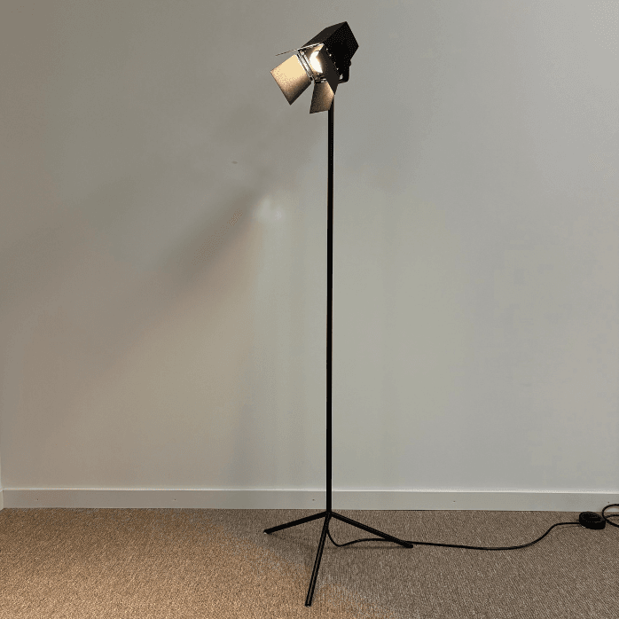 Begagnad svart golvlampa från Zero i lackerad metall och gjuten aluminium. Mått: Skärm 19 cm. Fotens diameter 39 cm. Totalhöjd 124 cm.  