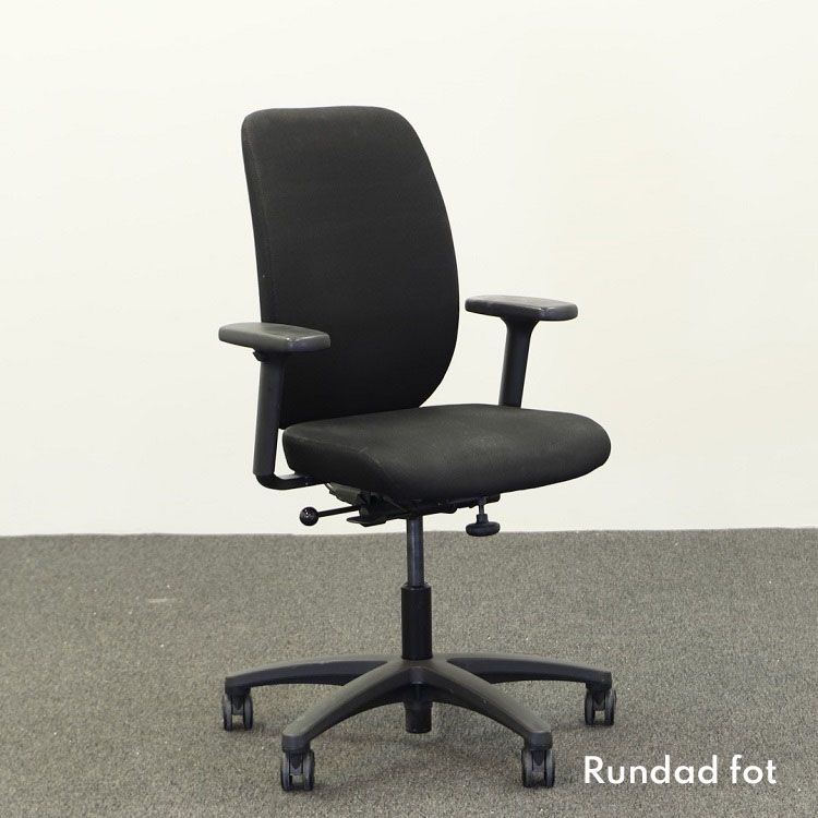 Begagnad kontorsstol Eos High från Savo i svart. Mått: ryggbredd 36 cm, rygghöjd 51 cm, sitthöjd 44–58 cm, sitsbredd 46 cm, sitsdjup 45 cm. 