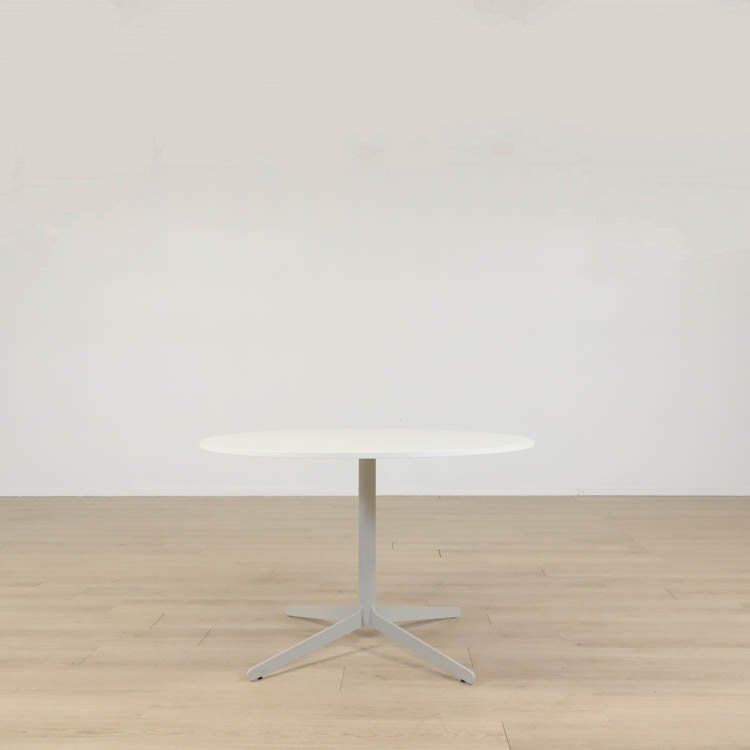 Begagnat cafébord från Edsbyn, modell Feather. Med rund vit bordsskiva och grått underrede. Mått höjd 73 cm, diameter 115 cm. 