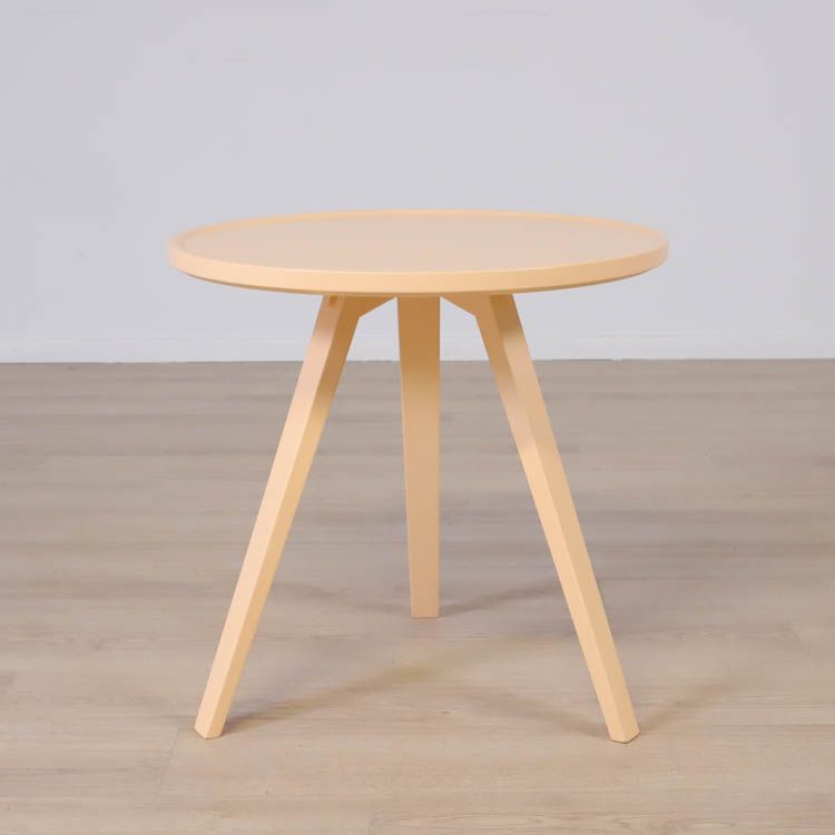 Begagnat runt soffbord Mill från Karl Andersson & Söner i aprikos kulör. Mått: diameter 60 cm och höjd 59 cm. 