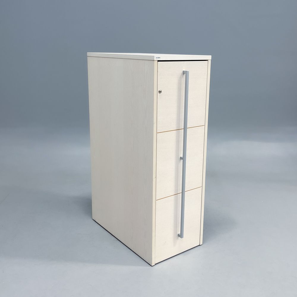 Begagnat towerskåp Part från Edsbyn i vitlaserad ask. Mått: Djup 80 cm, Höjd 120 cm. 