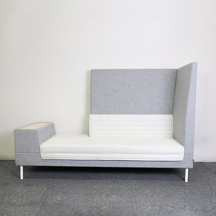 Begagnad soffa med hög rygg Smallroom Plus från Offecct i grått. Mått: Bredd 200,5 cm, djup 72 cm, höjd 134 cm, sitthöjd 440 cm.