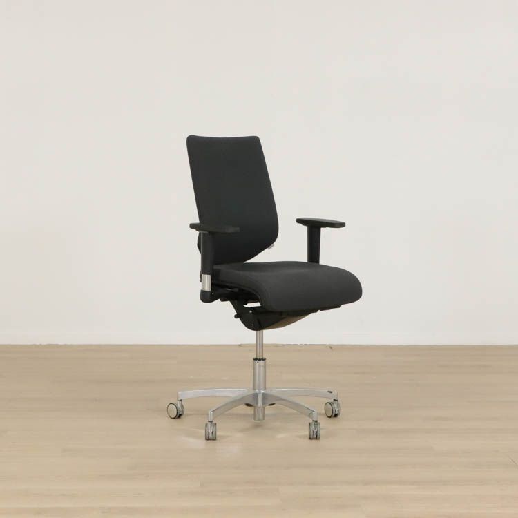 Begagnad kontorsstol Sign från Officeline i svart. Mått: ryggbredd 45 cm, rygghöjd 55 cm, sitthöjd 46 - 62 cm. 