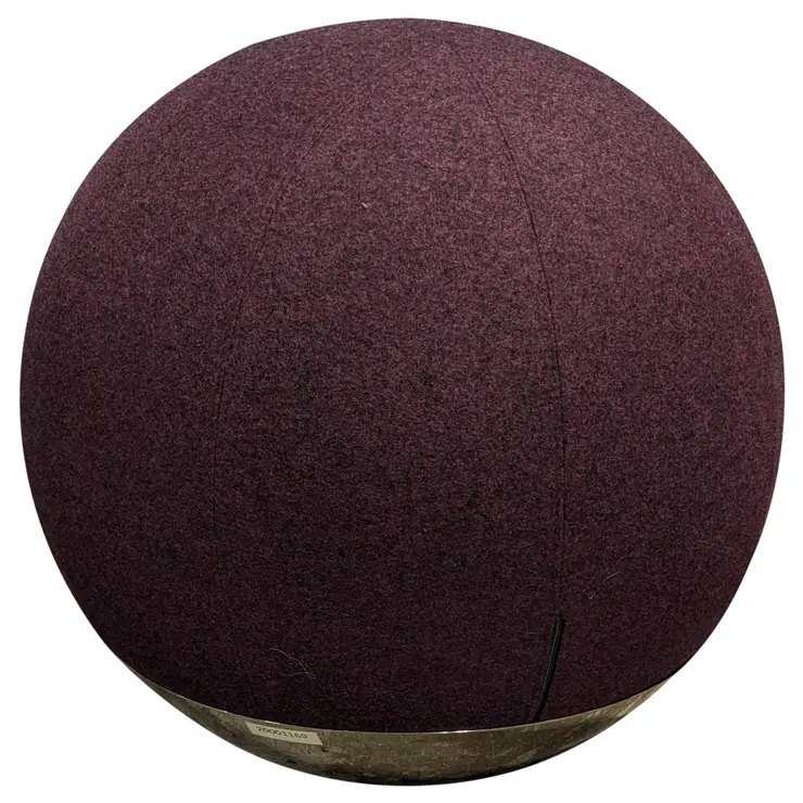 Begagnad Balansboll från Materia modell Boullé. Rund klädd i Lila med kromdetaljer. Mått:  Höjd 50 cm x Bredd 50 cm x Djup 50 cm. 