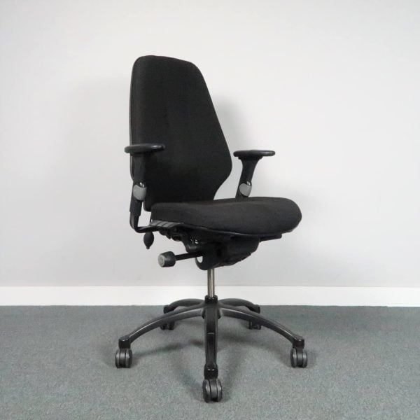 Begagnad kontorsstol Logic 400 från RH i svart tyg. Mått: sitthöjd 41–53 cm. 