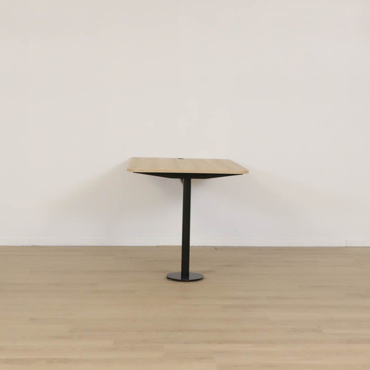 Kinnarps Fields Cocreat begagnat väggfäst konferensbord. Mått: 100 × 80 × 75 cm.