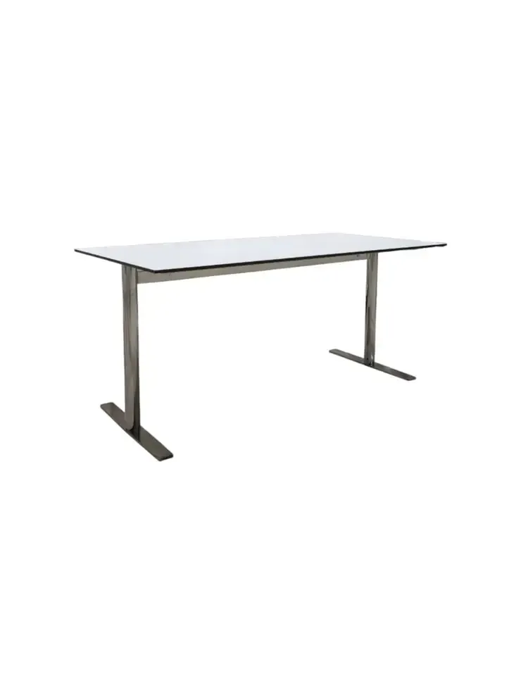Begagnat skrivbord med fast höjd från EKV, modell Ceasar T. Bordsskivan i vit laminat svart kant på ett kromat underrede. Höjd 73 cm x Bredd 160 cm x Djup 80 cm. 