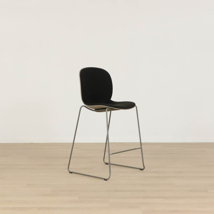 Begagnad svart Profim Barstol Noor Up med hög komfort, stapelbar design. Passar perfekt för diverse miljöer.