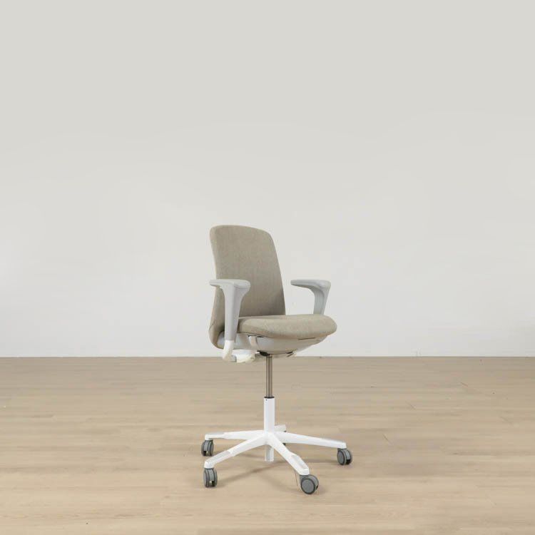 Begagnad kontorsstol Sofi 7200 från HÅG klädd i beige tyg. Mått: Sitthöjd: 50-69 cm, Total höjd: 99-112 cm, Sittbredd: 48 cm, Sittdjup: 46-52 cm. 