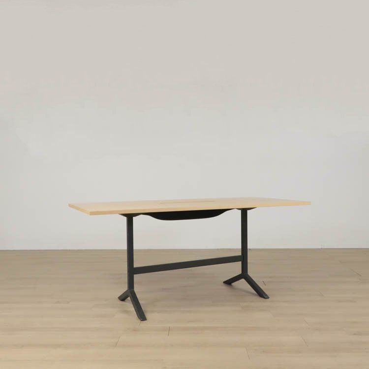 Begagnat projektbord Funk från Lammhults med kabelbox. Mått: 200 × 100 × 90 cm. 