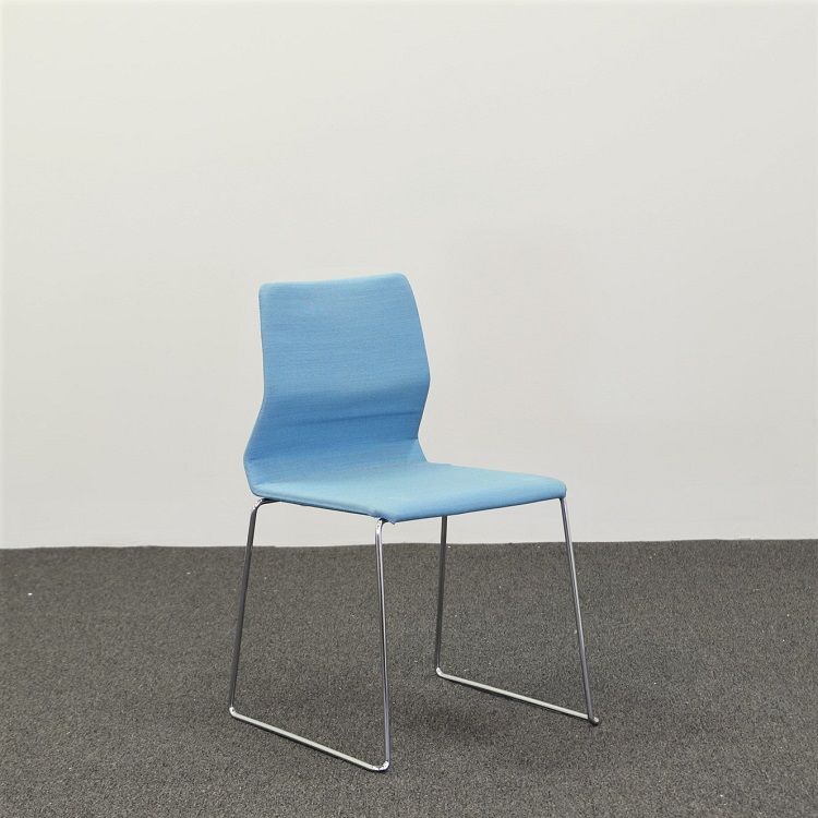 Begagnad konferensstol Viper 280 från Materia med helklädd ljusblå sits, förkromade stålbensmedar. Mått: Bredd 50 cm, djup 50 cm, sitthöjd 45 cm.