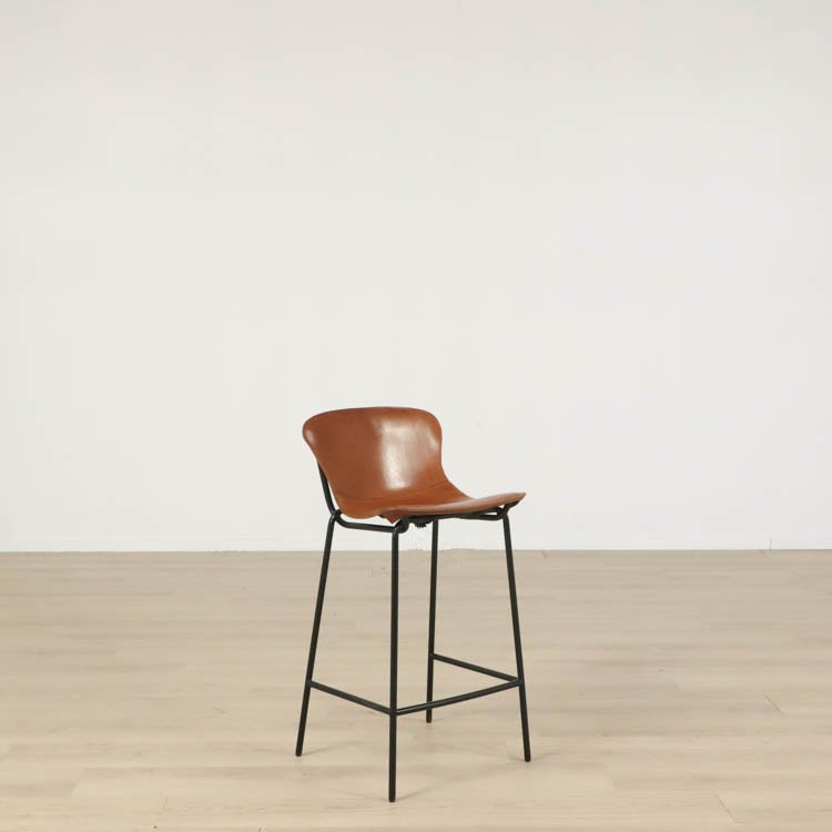 Begagnad barstol modell, Barstol Hammock från David Design. I brun färg i vegetabiliskt garvat läder, svart stativ med fotstöd. Mått höjd 85 cm, sitthöjd 65 cm, sittbredd 44.5 cm. 