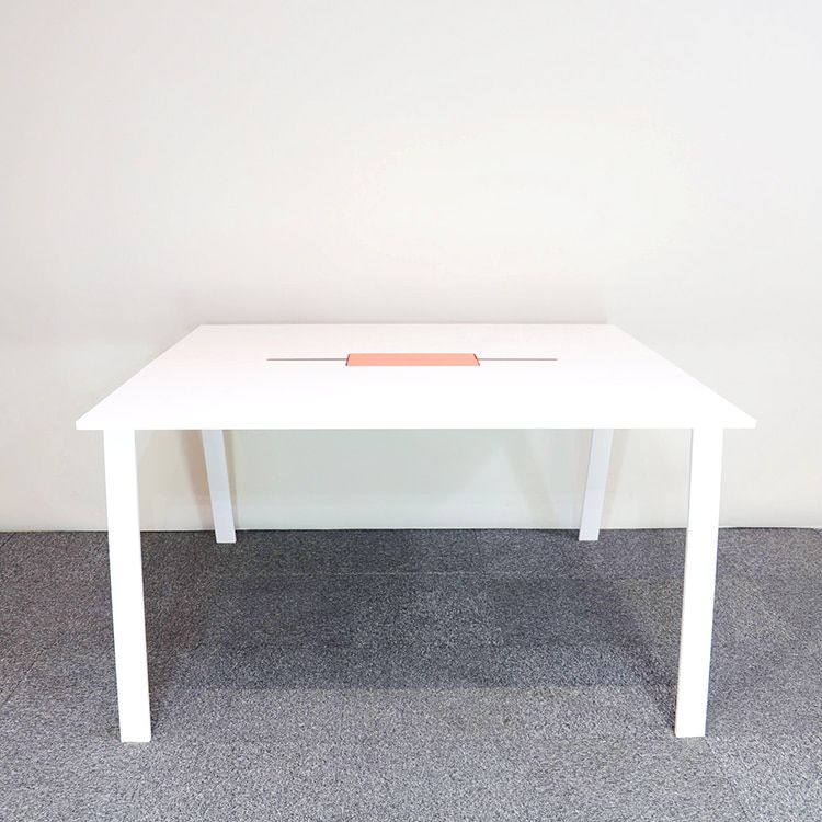 Begagnat projektbord Piece från Edsbyn med kabelluckor i orange. Mått: höjd 90 cm, längd 160 cm och djup 140 cm.