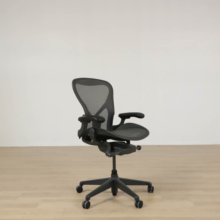 Begagnad kontorsstol Aeron Re-Mastered från Herman Miller i svart. Mått: Sitthöjd: ca 48-60 cm, Sittbredd: 50 cm, Sittdjup: 42,6 cm. 